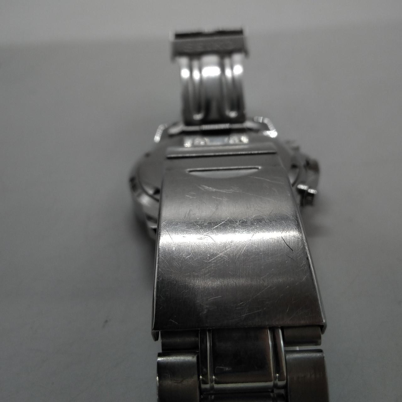 留め金に傷があります。