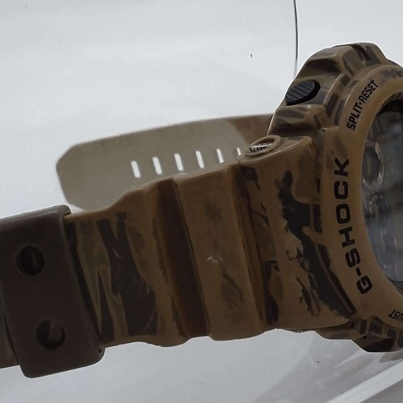 ベルトの柄が剥がれ箇所あります。