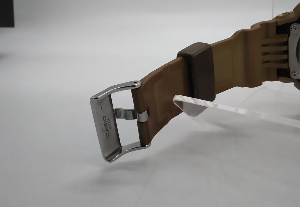 留め金に傷があります