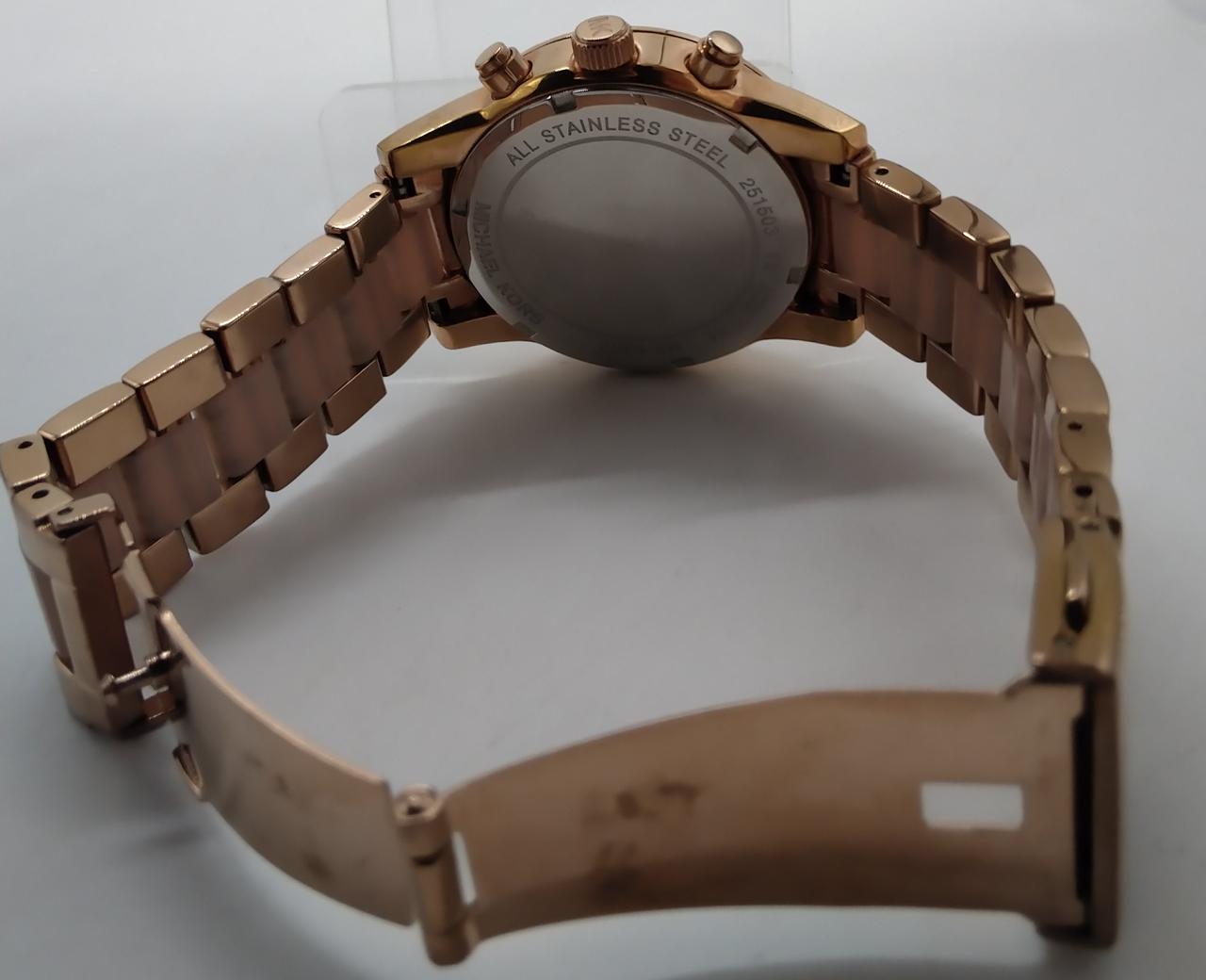 メッキの変色があります。