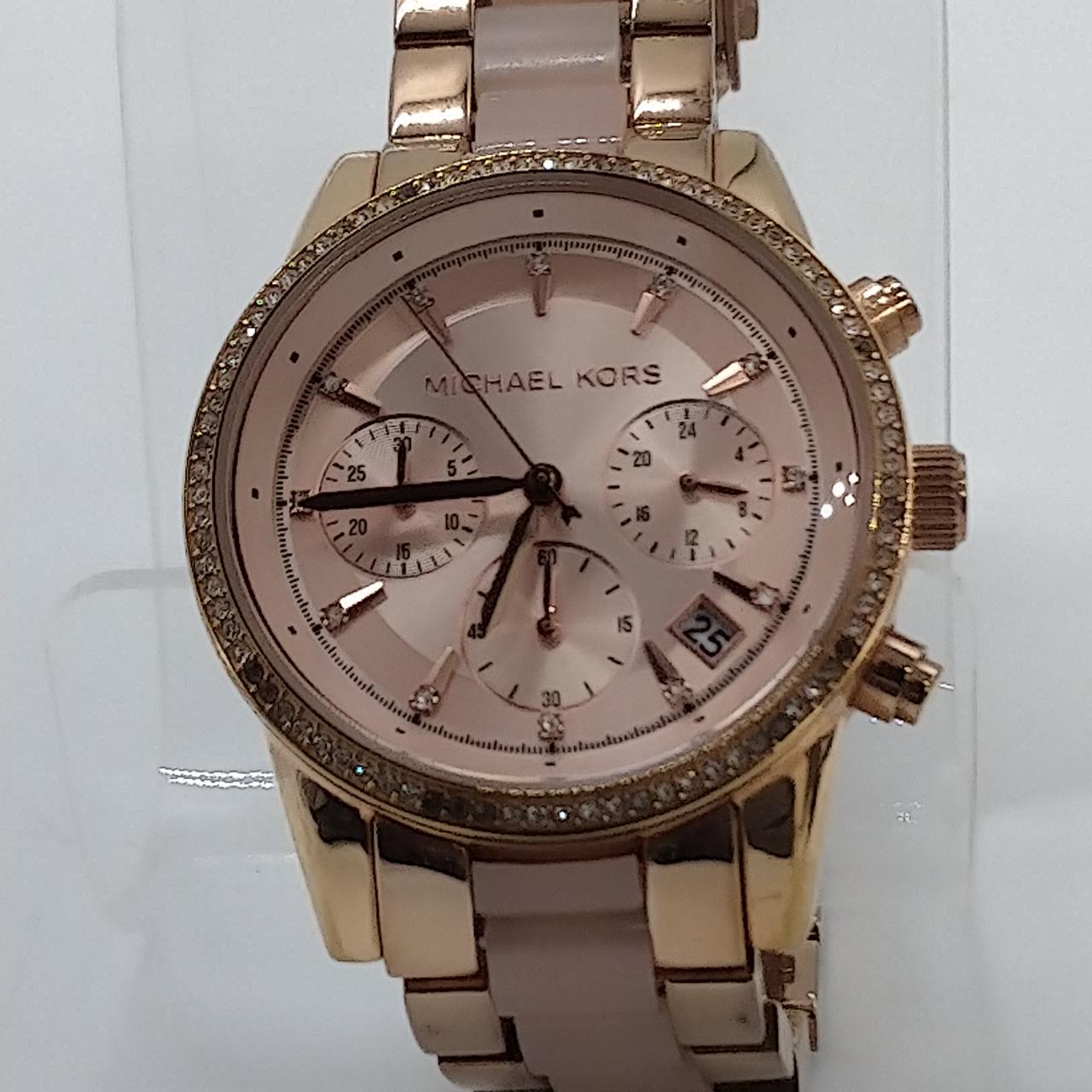 ラインストーンの変色箇所があります。