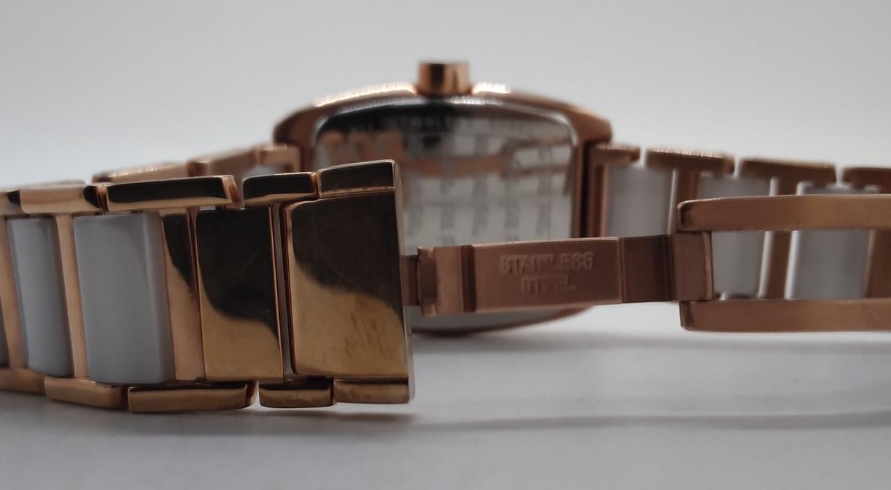 メッキの変色があります。