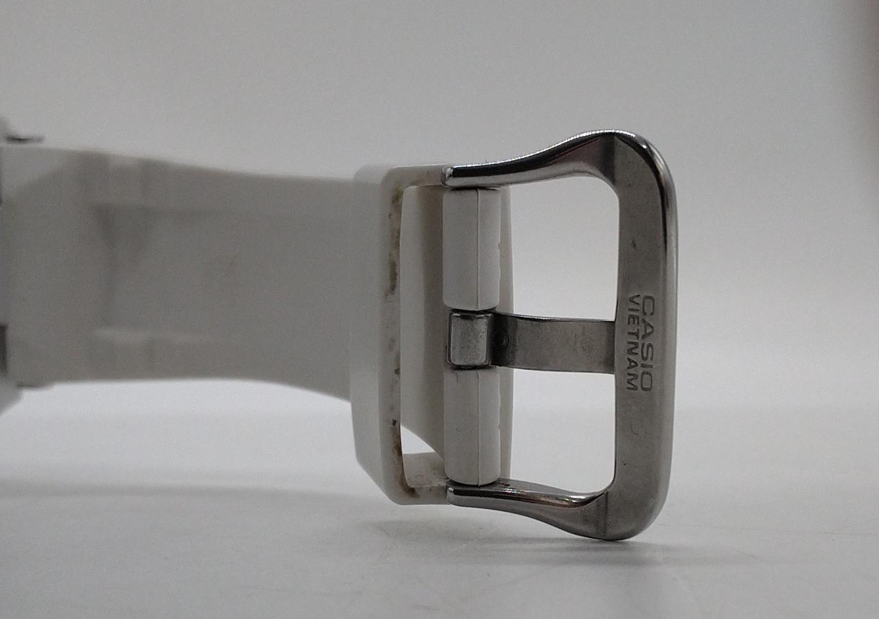 ベルト内側に汚れがあります。