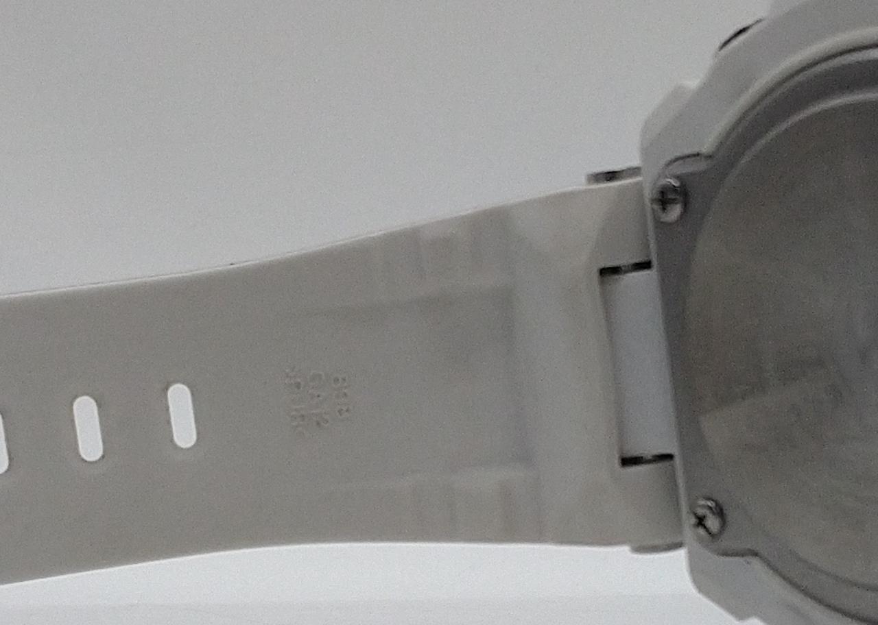 ベルト内側に汚れがあります。