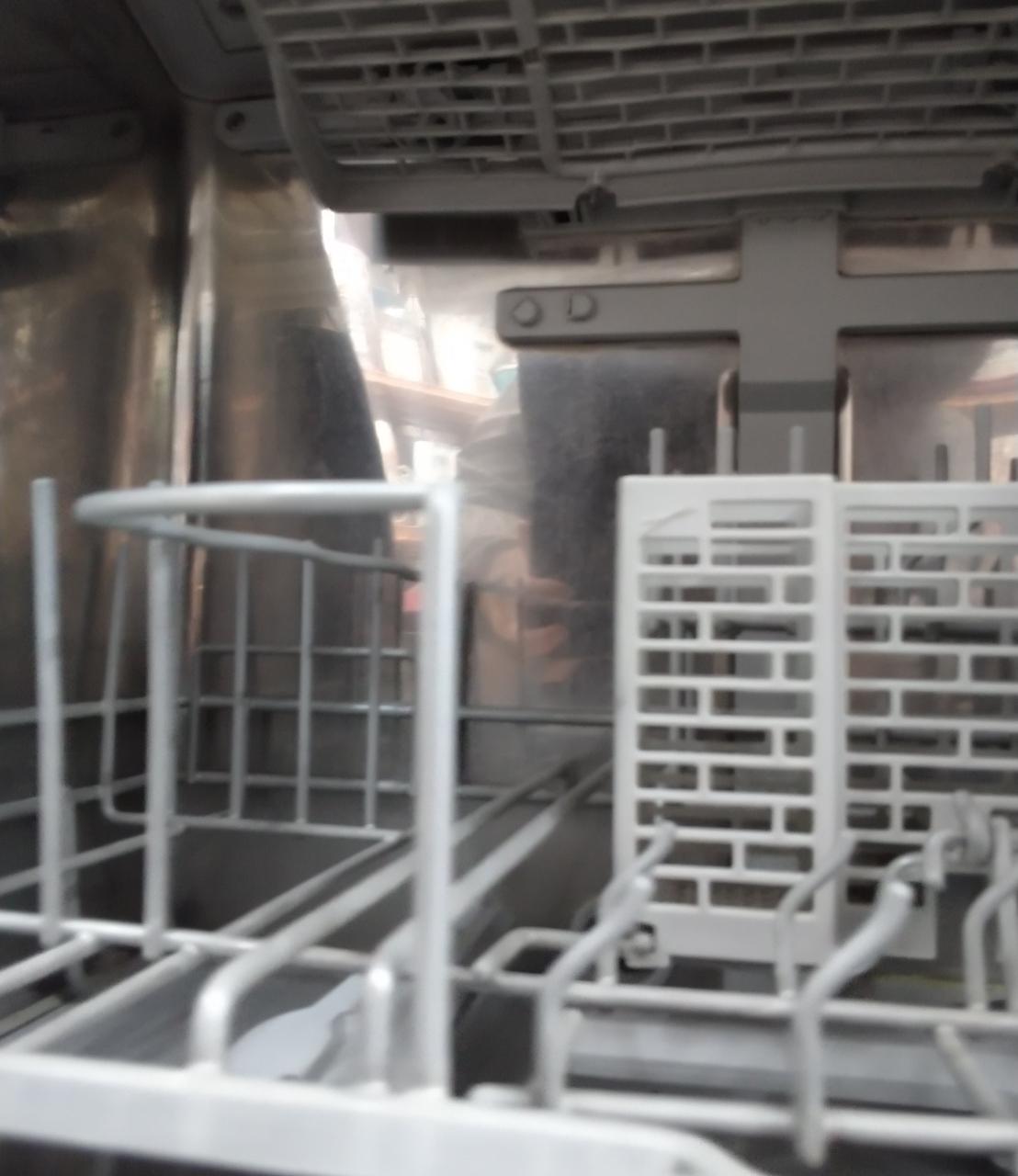 庫内にくすみ汚れがあります。