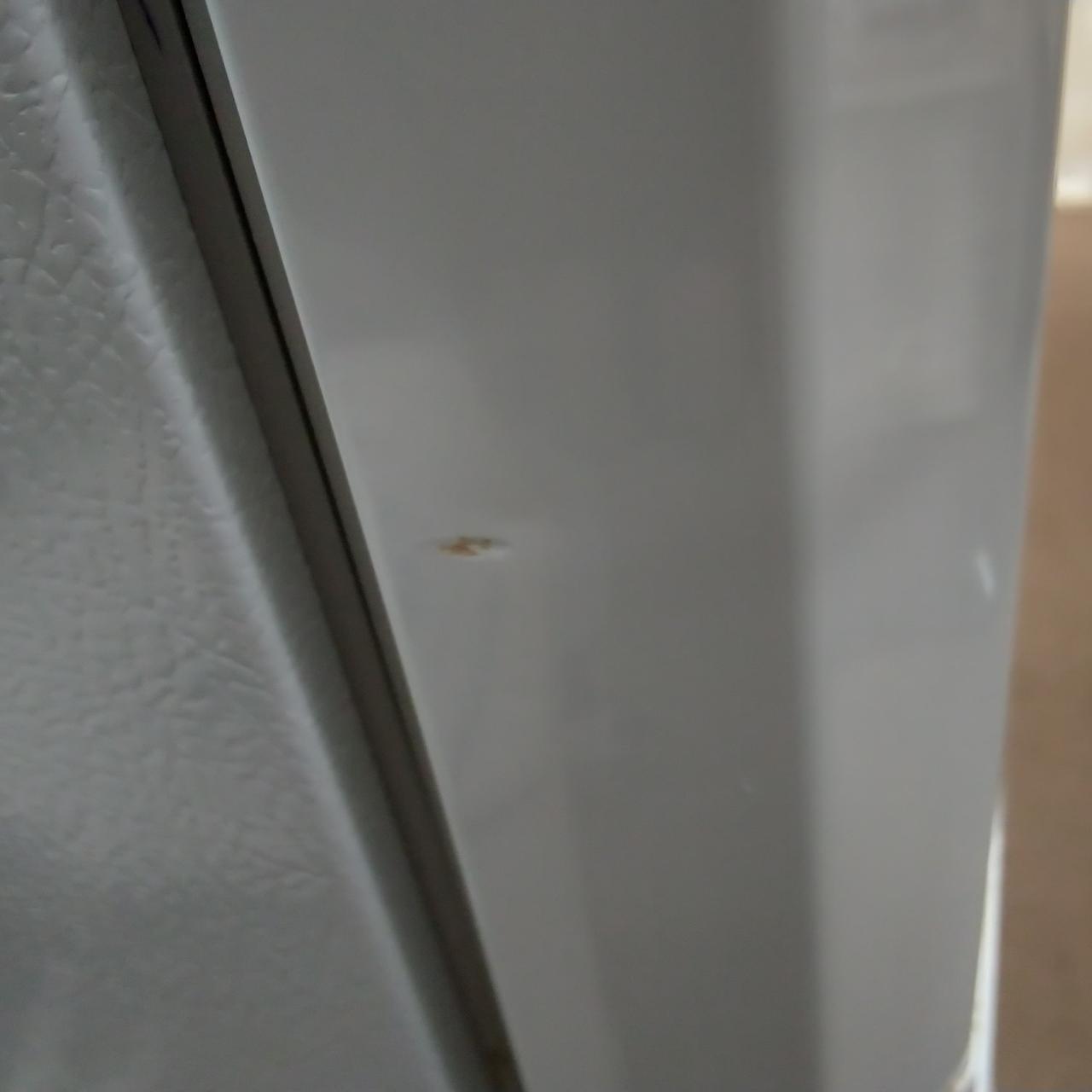 中央扉横に凹み傷があります。