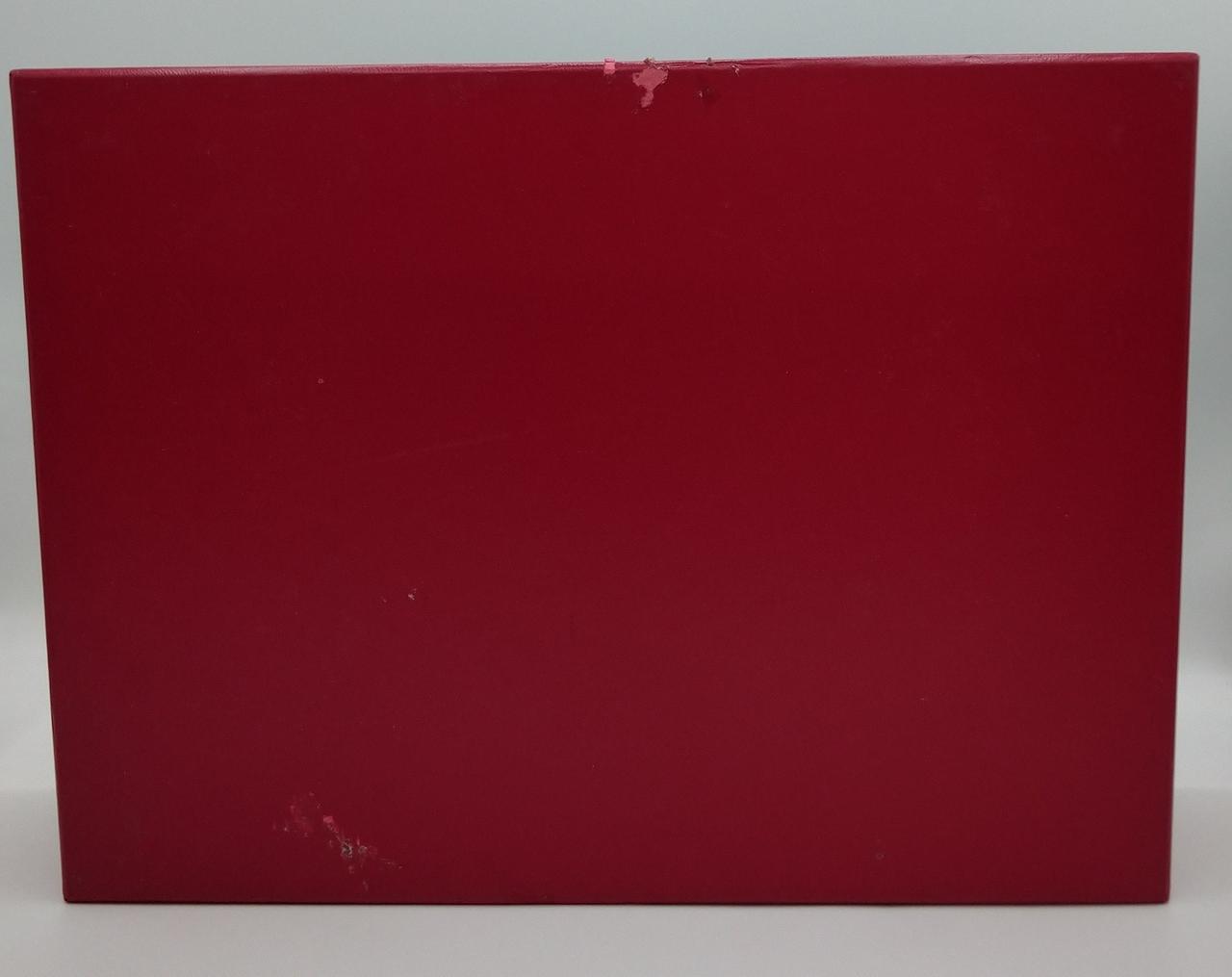 箱に傷みがあります。