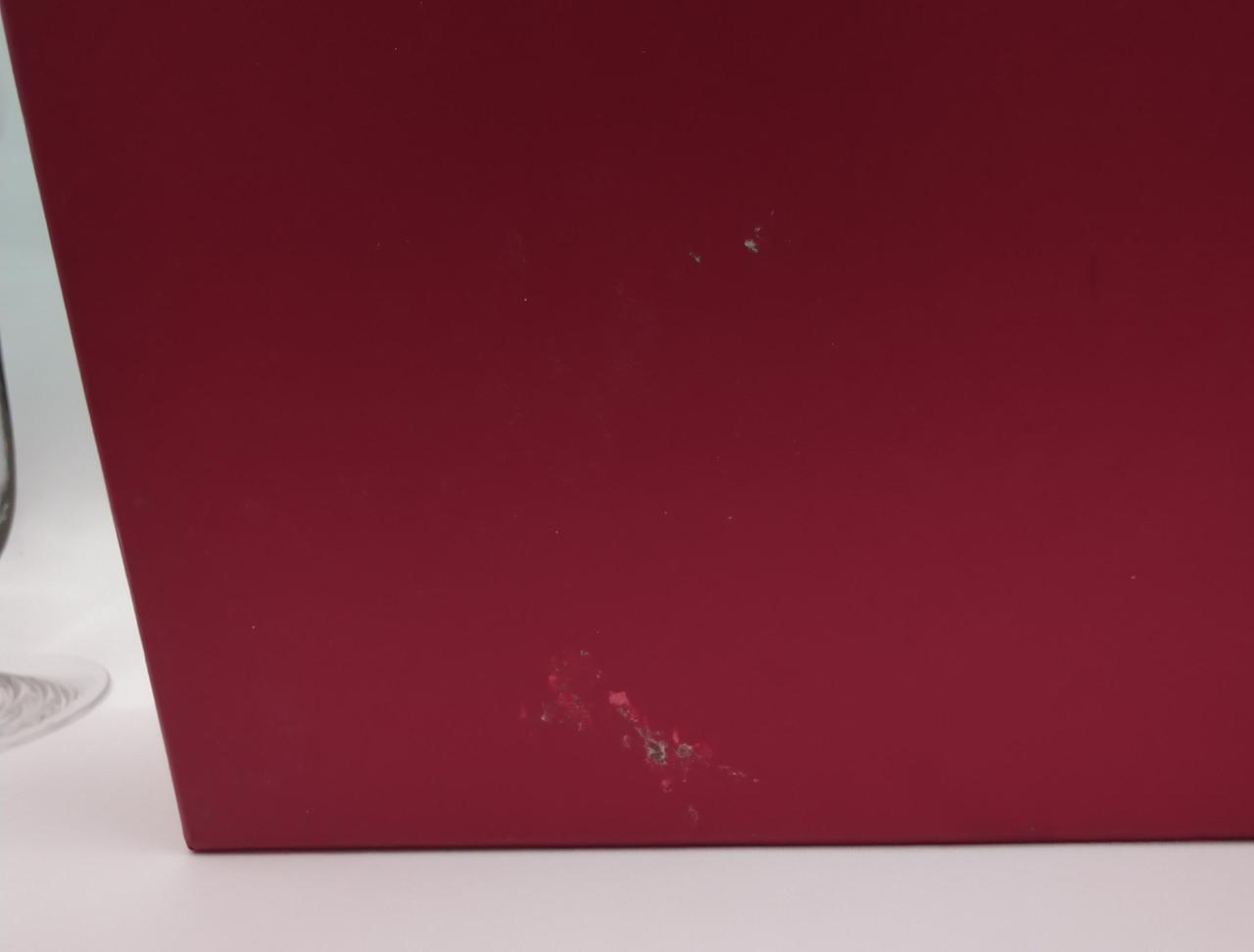 箱に傷みがあります。