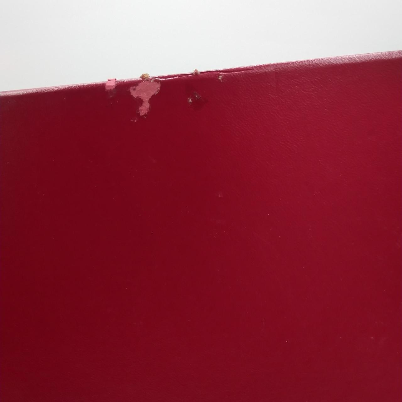 箱に傷みがあります。