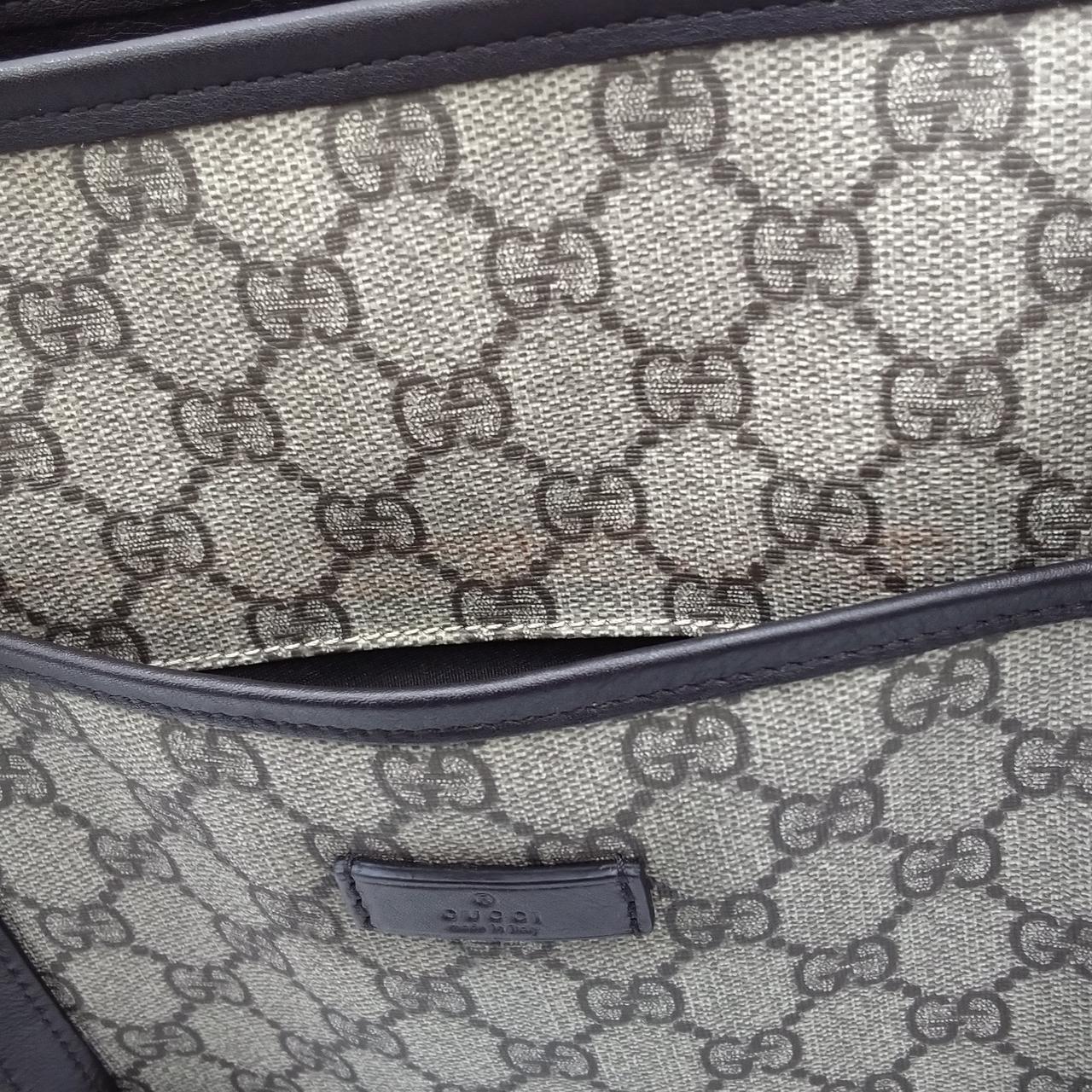 ポケットの内側に縁の色移りがあります。