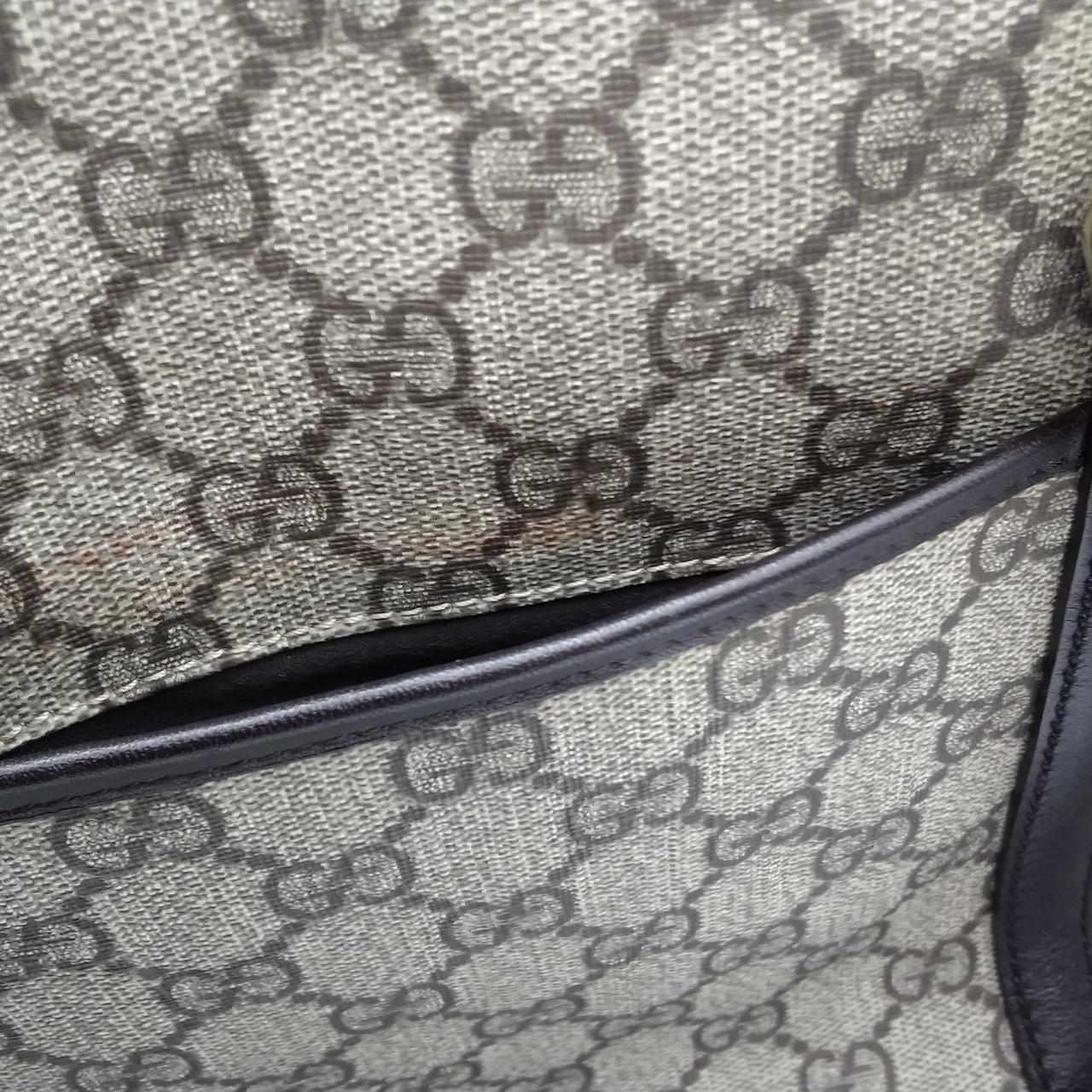 ポケットの内側に縁の色移りがあります。