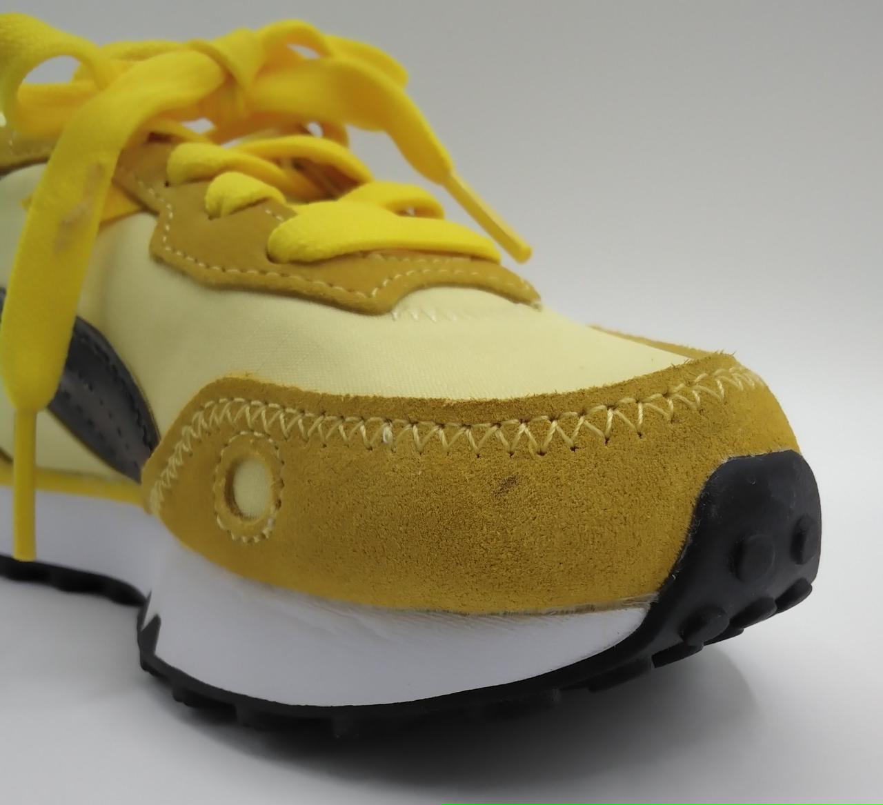 靴先端近くに汚れがあります。