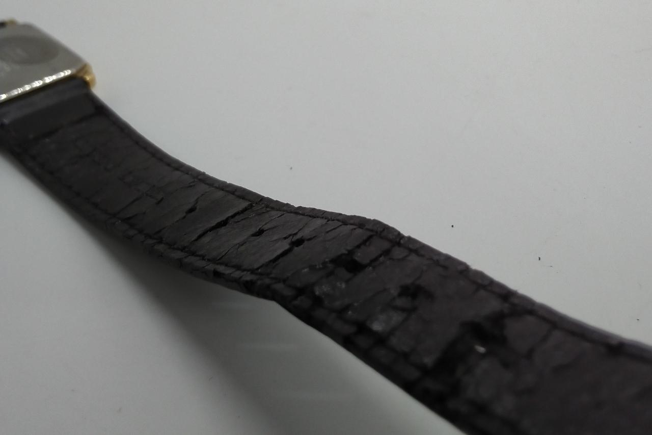 ベルトが劣化による割れがあります。