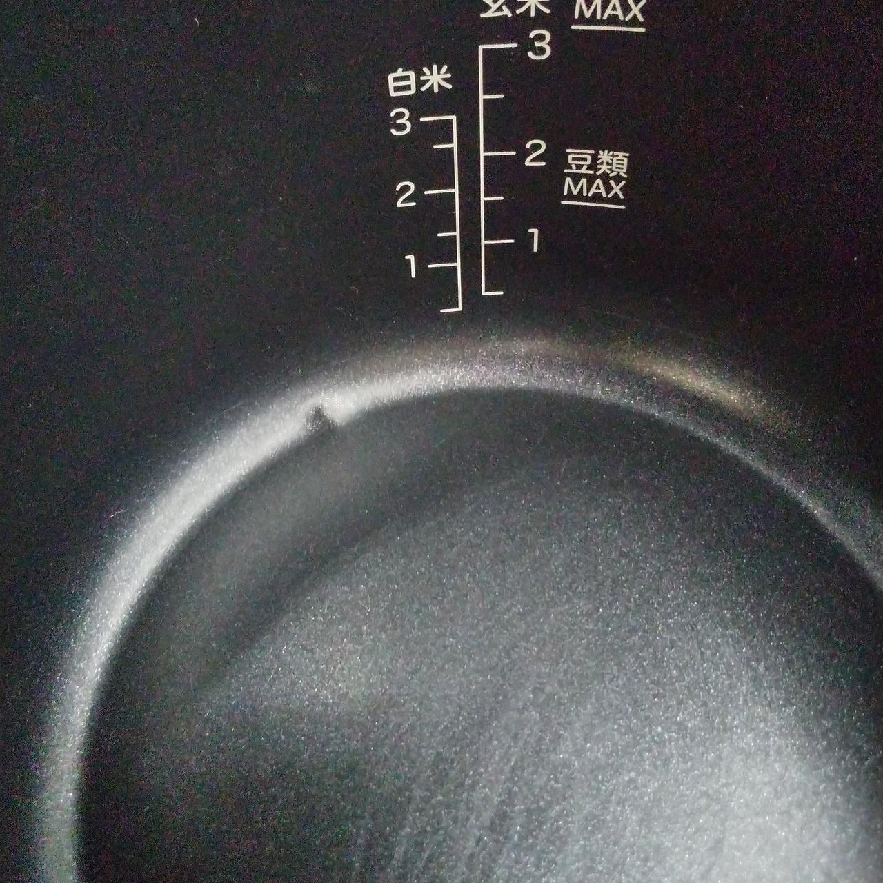 内釜の内側に凹み傷があります。