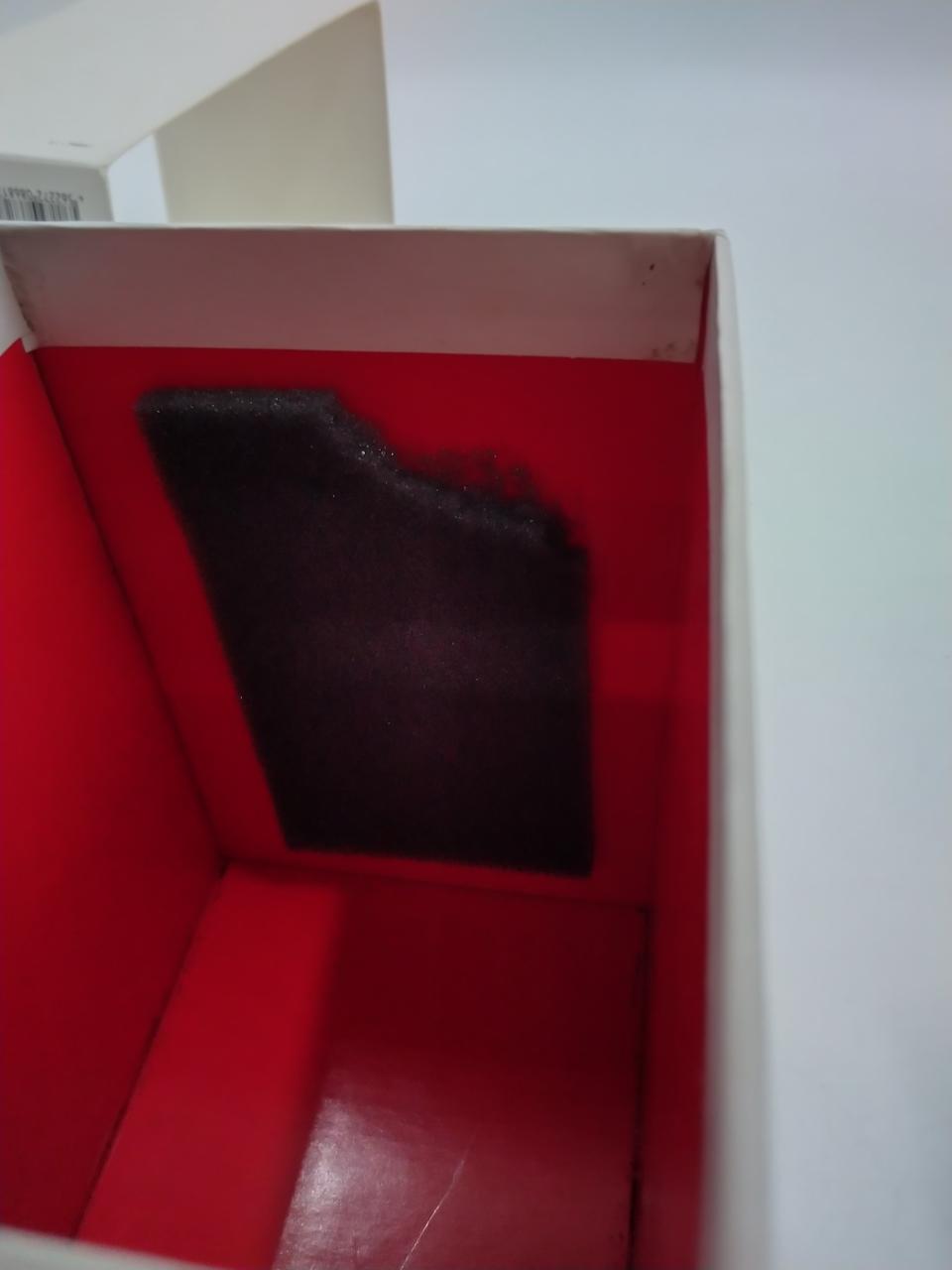 スポンジに破れがあります。