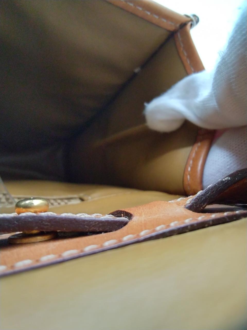 シミが2箇所あります。