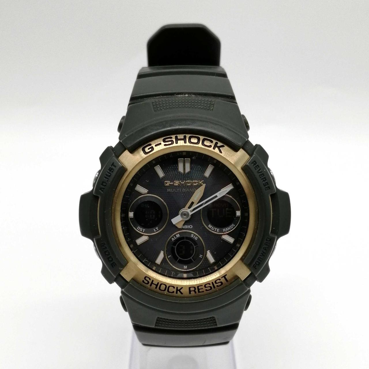 濃いグリーンのカラーです