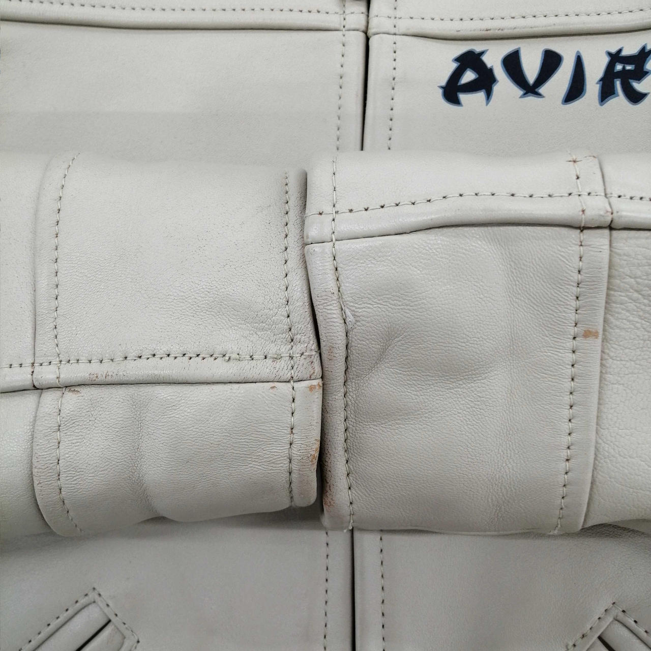 全体的に割れ傷や汚れあり