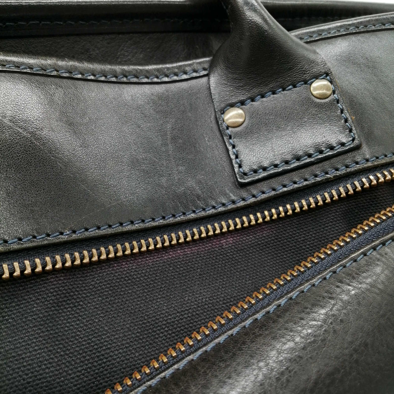 外ファスナー内側赤い汚れあり