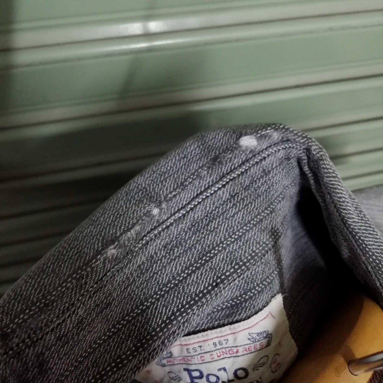 首周り破れあり