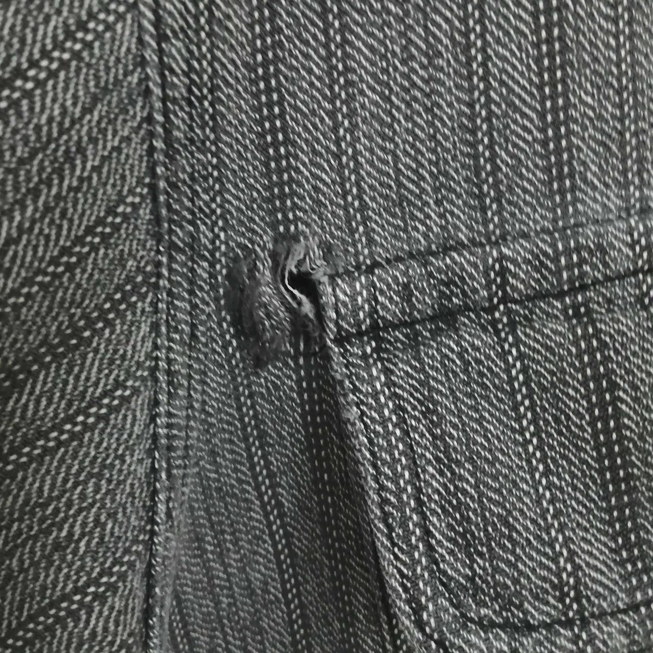 前側ポケット横に破れあり