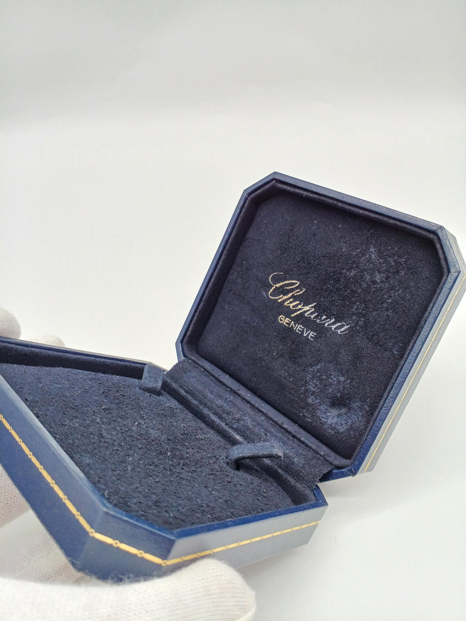 ケースの内側は経年劣化等でボロボロします