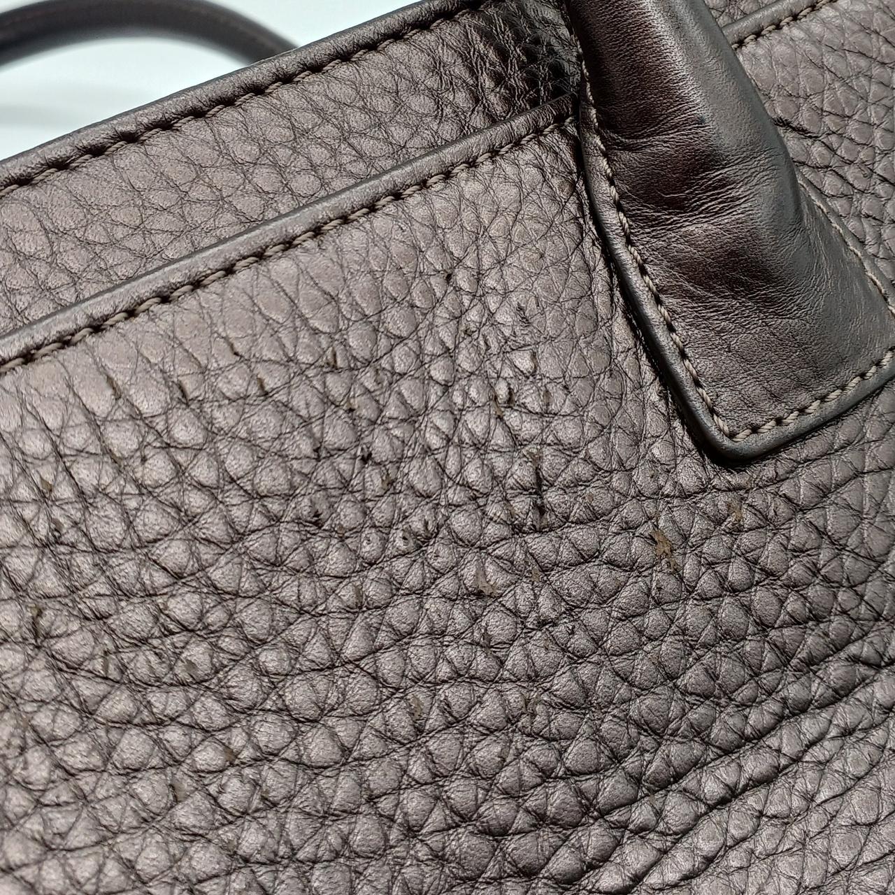 バッグ表皮に傷あり