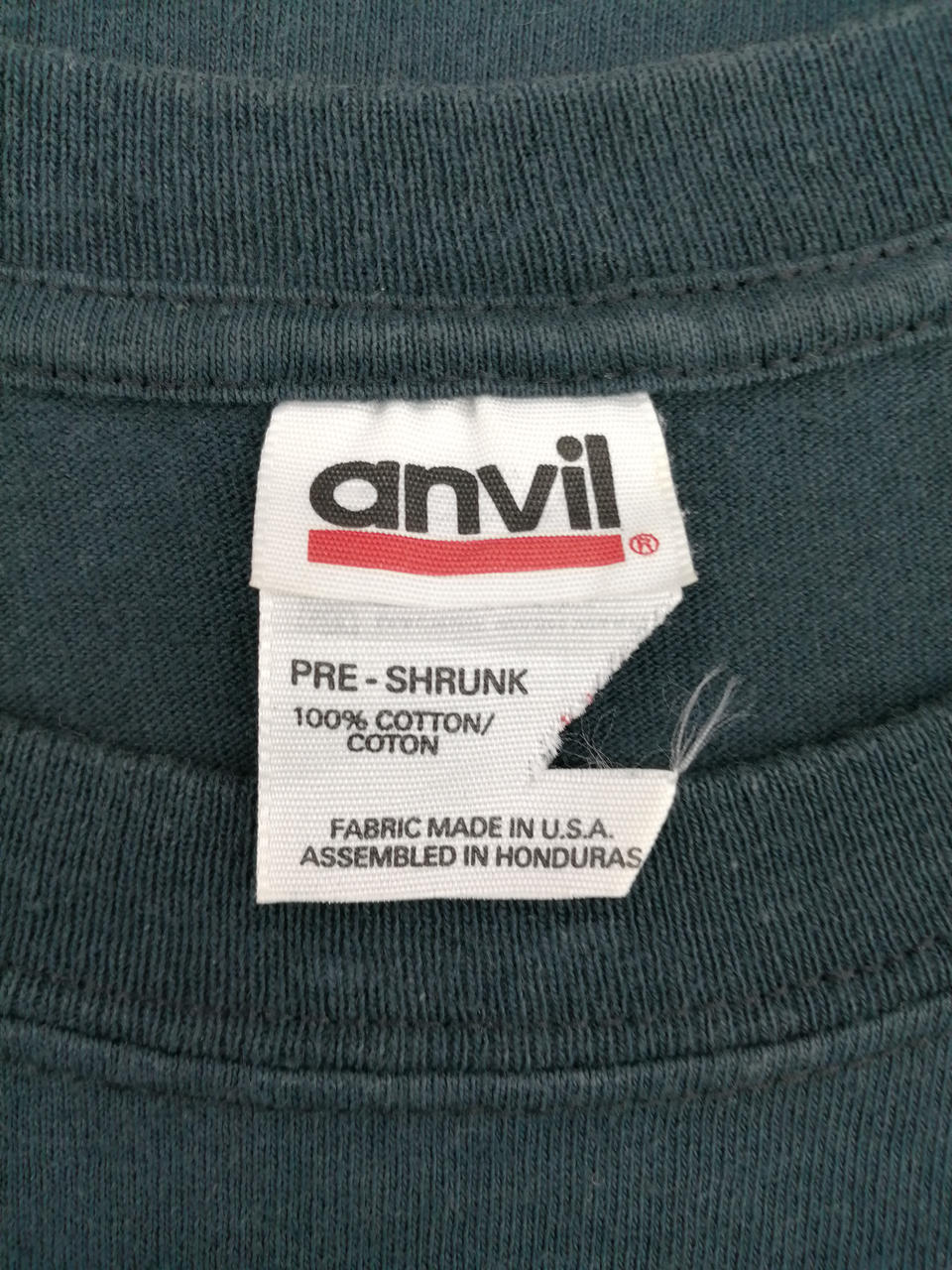 サイズ表記の部分だけ破れがあります