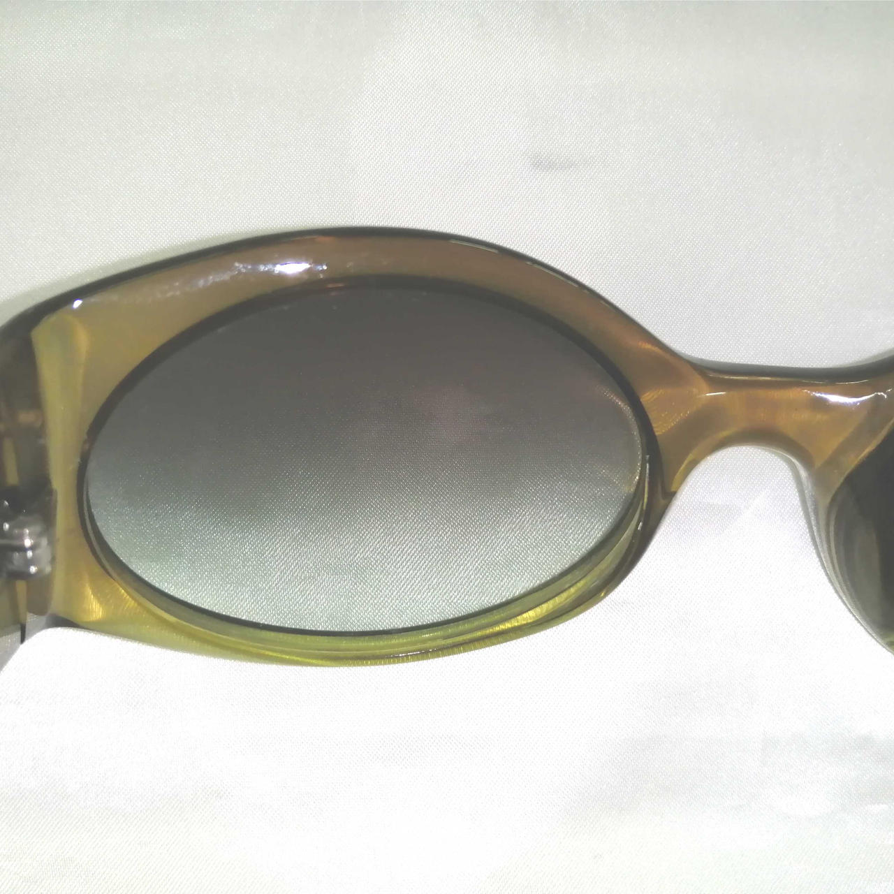 左レンズ一箇所色が抜けてます