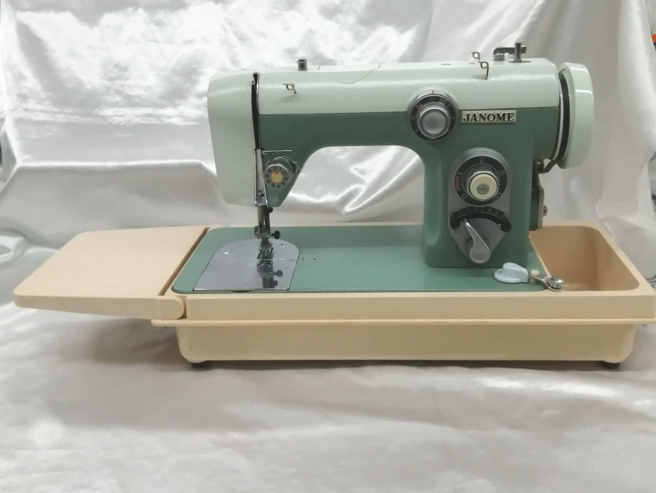 ベルトが劣化しています。モータは回ります