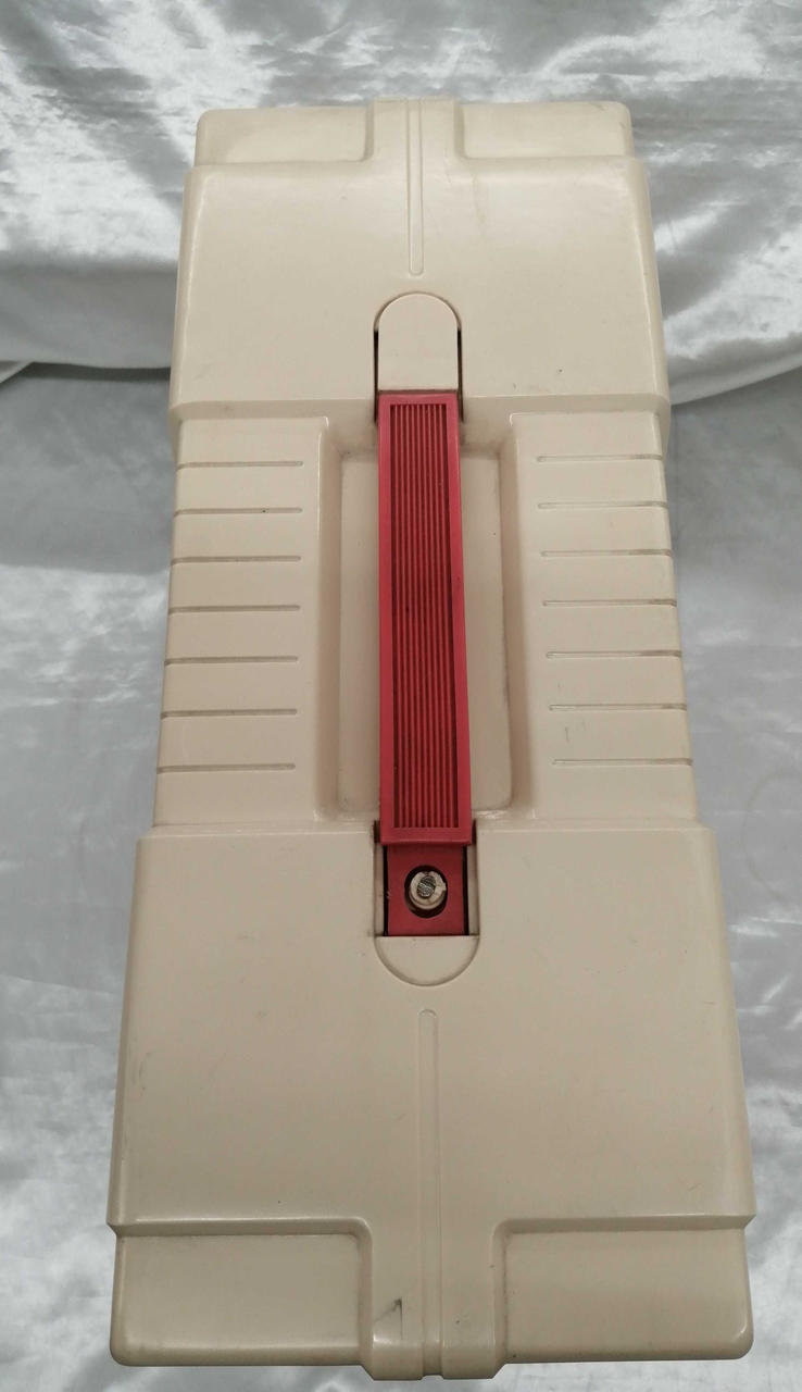 片方の取っ手留め具がなくなっています。