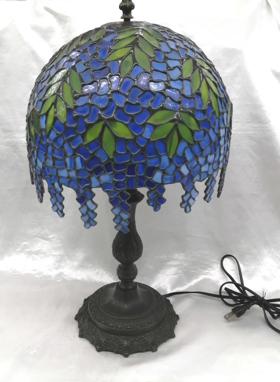 綺麗なステンドグラスランプです