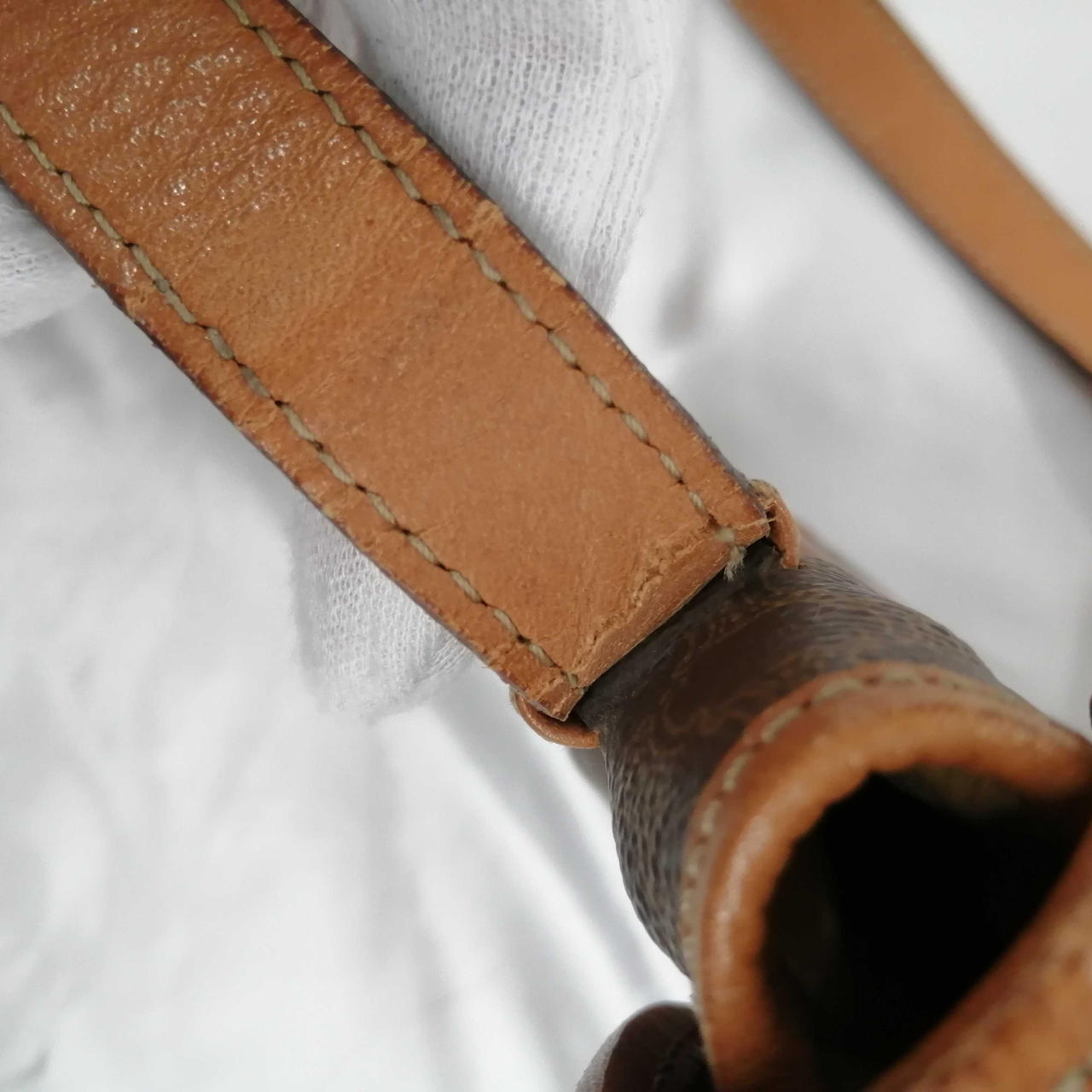 正面左ベルト裂傷あり