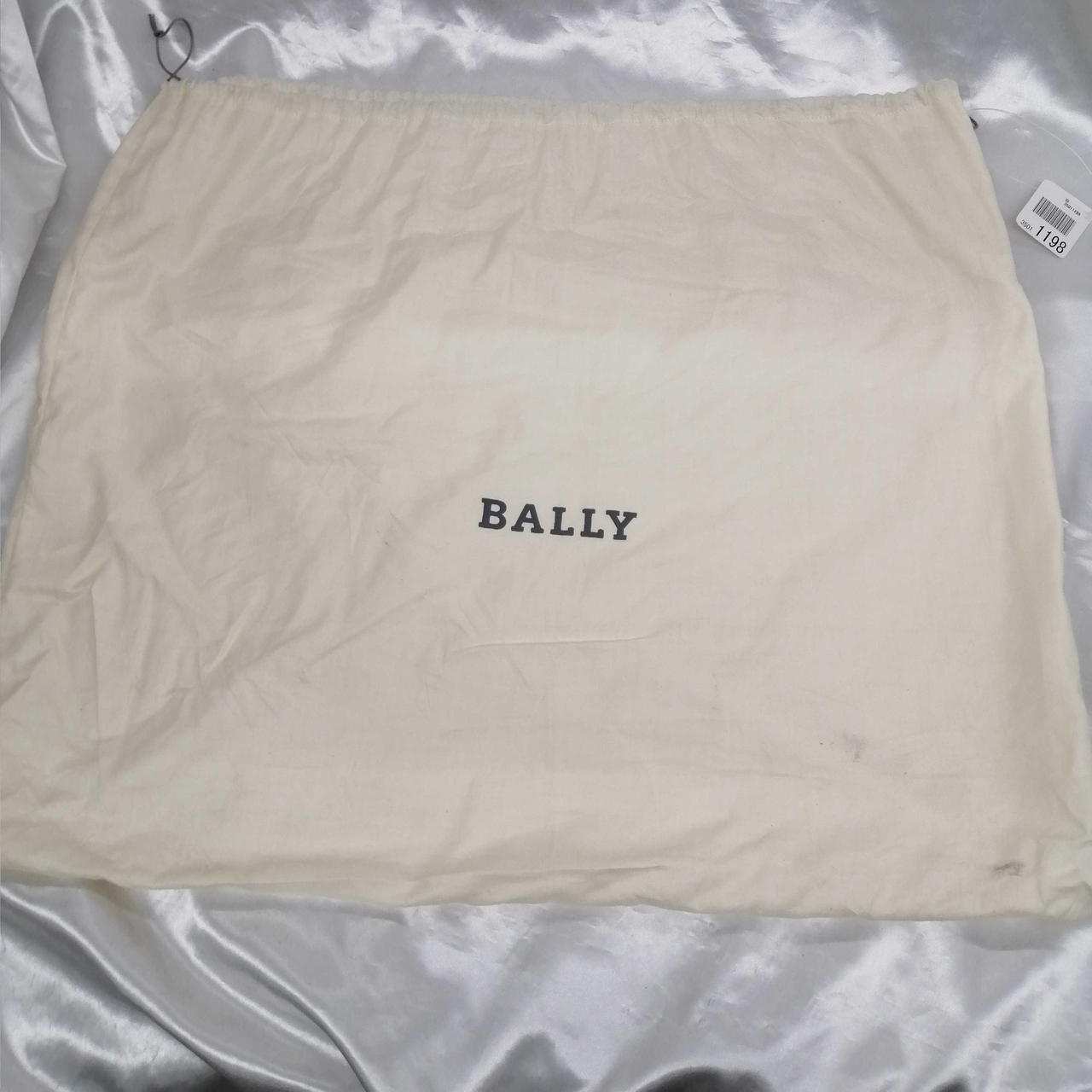 全体的に汚れ、シミあります。