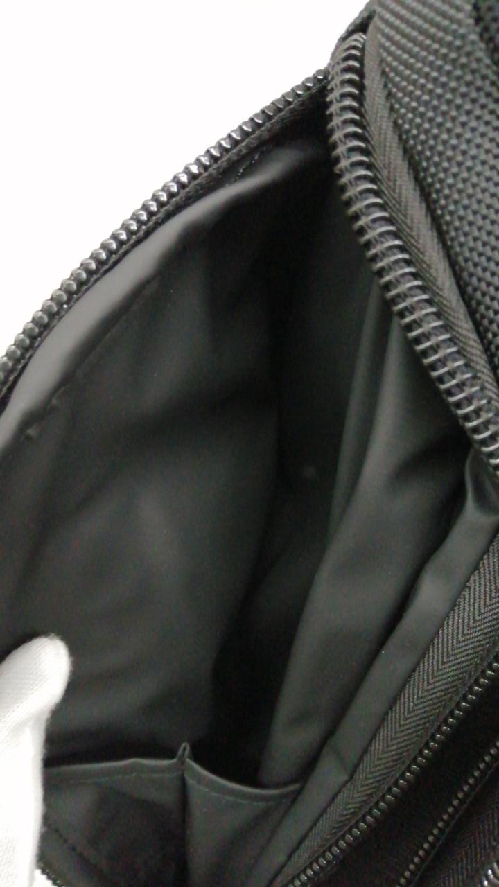 正面から見て左側のポケット