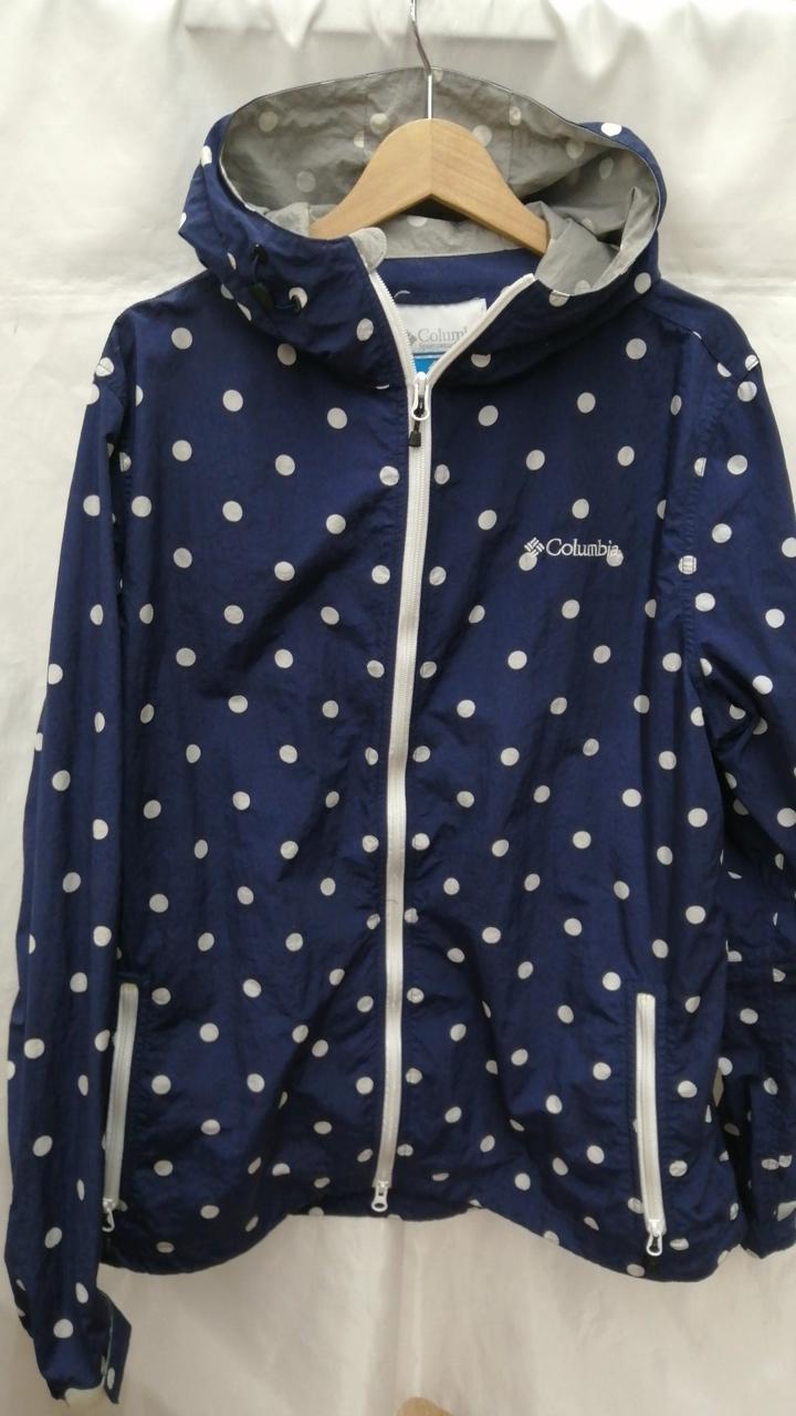 首元に裏側汚れあり。ご確認ください。