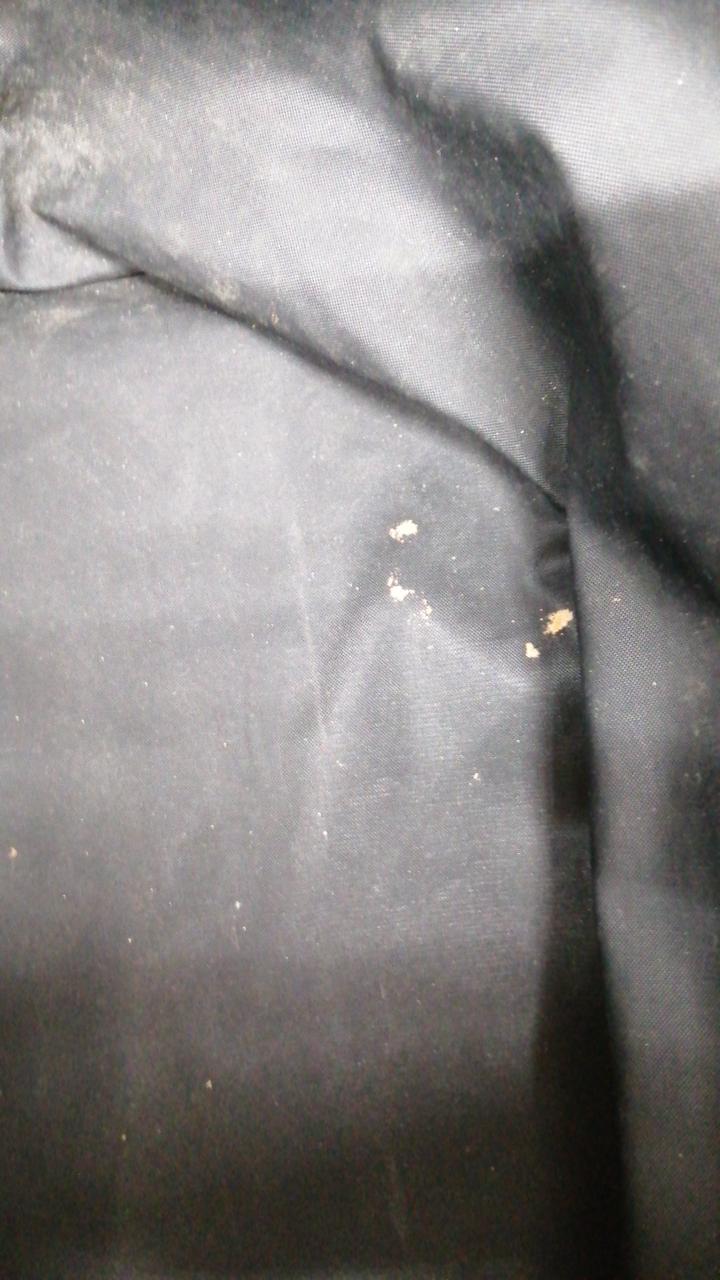 化粧品のような汚れあり