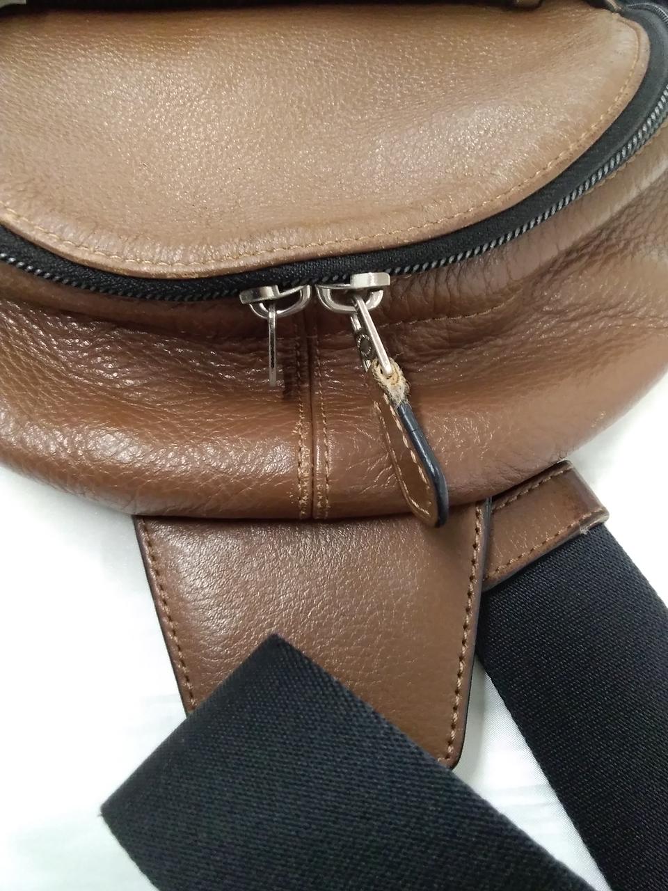 左側ジップの引手1つ欠損しています