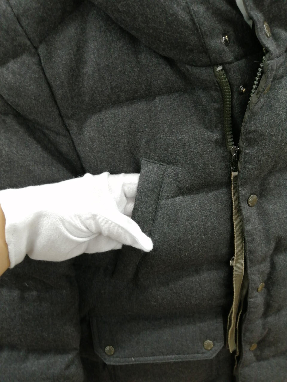 左右の胸元にポケットあります