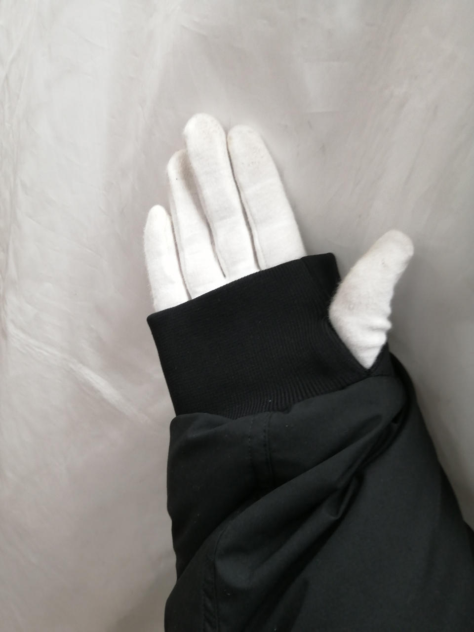 袖は指穴がついています。