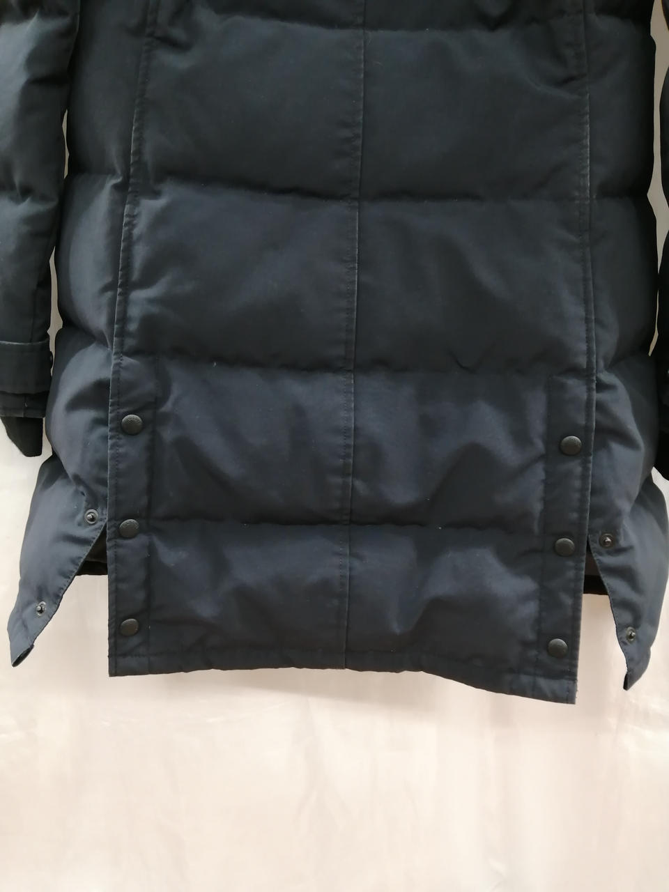 裾はボタンなのでスカートでも着やすいです