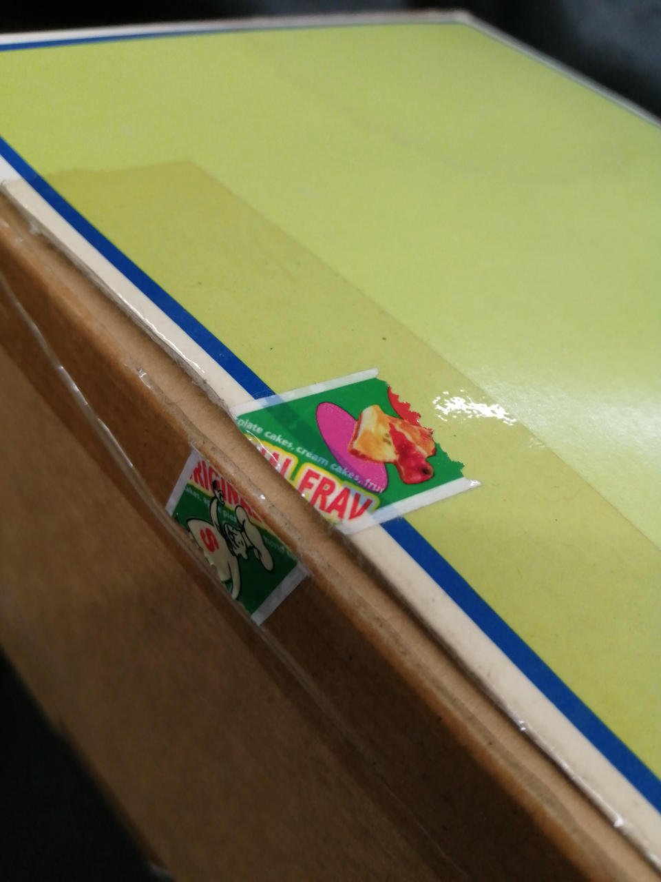 箱にテープ、テープ跡あり