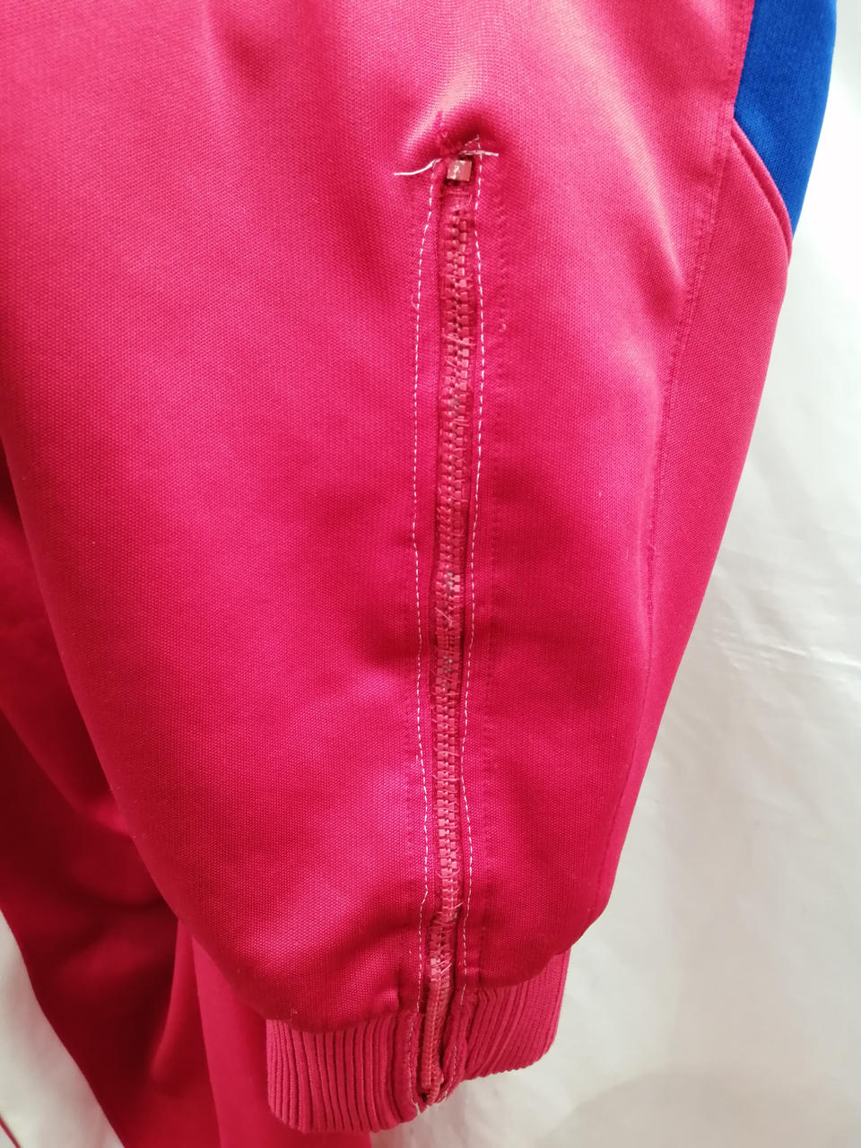 右足のファスナーがなくなっています