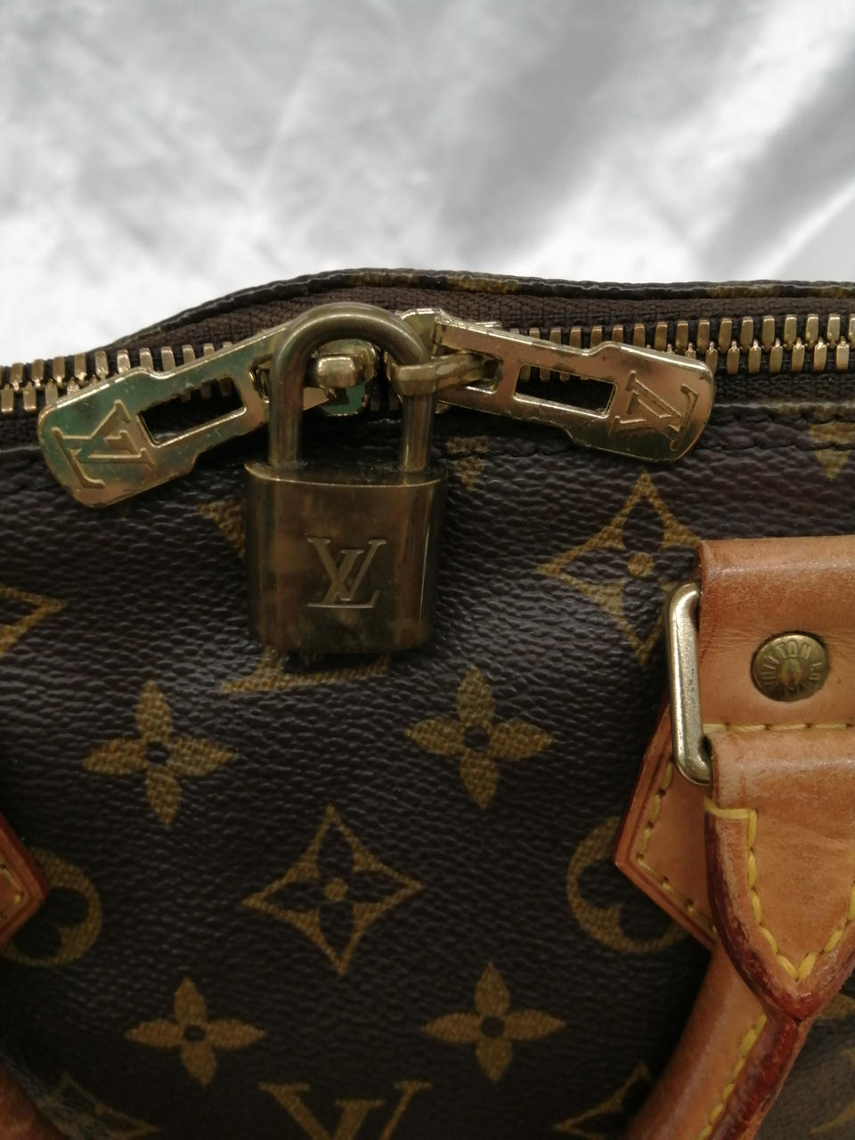 チャック開け閉めしづらい。鍵なし