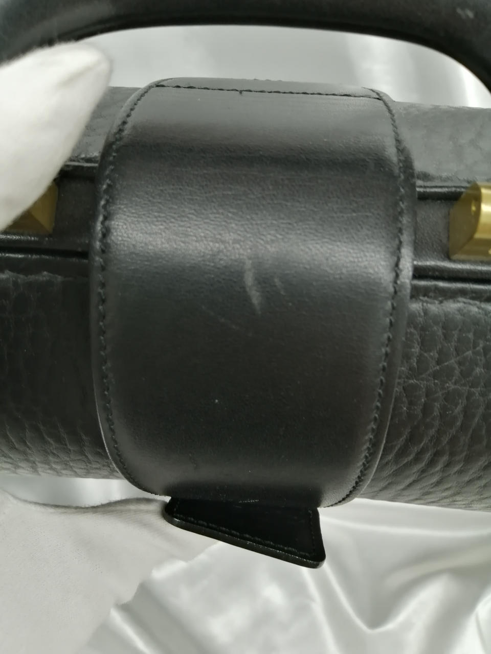留め具蓋部分のレザー傷あり