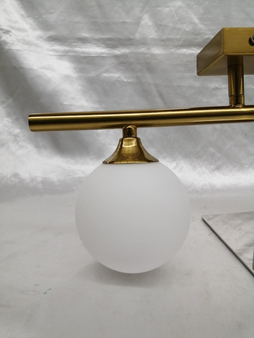 G9 電球が必要です。