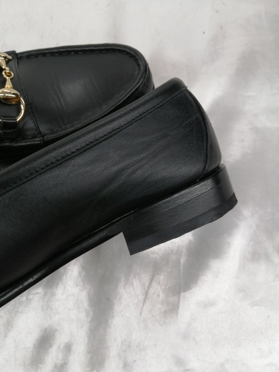 右　シワ、白い汚れあり