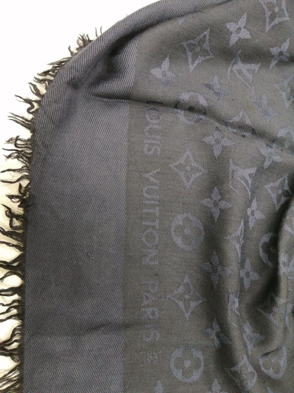 実際の色はもう少しネイビーです