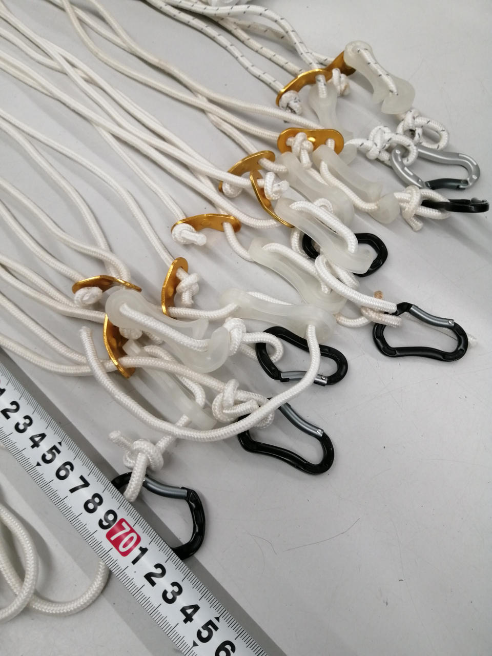 パラコードにカラビナつき