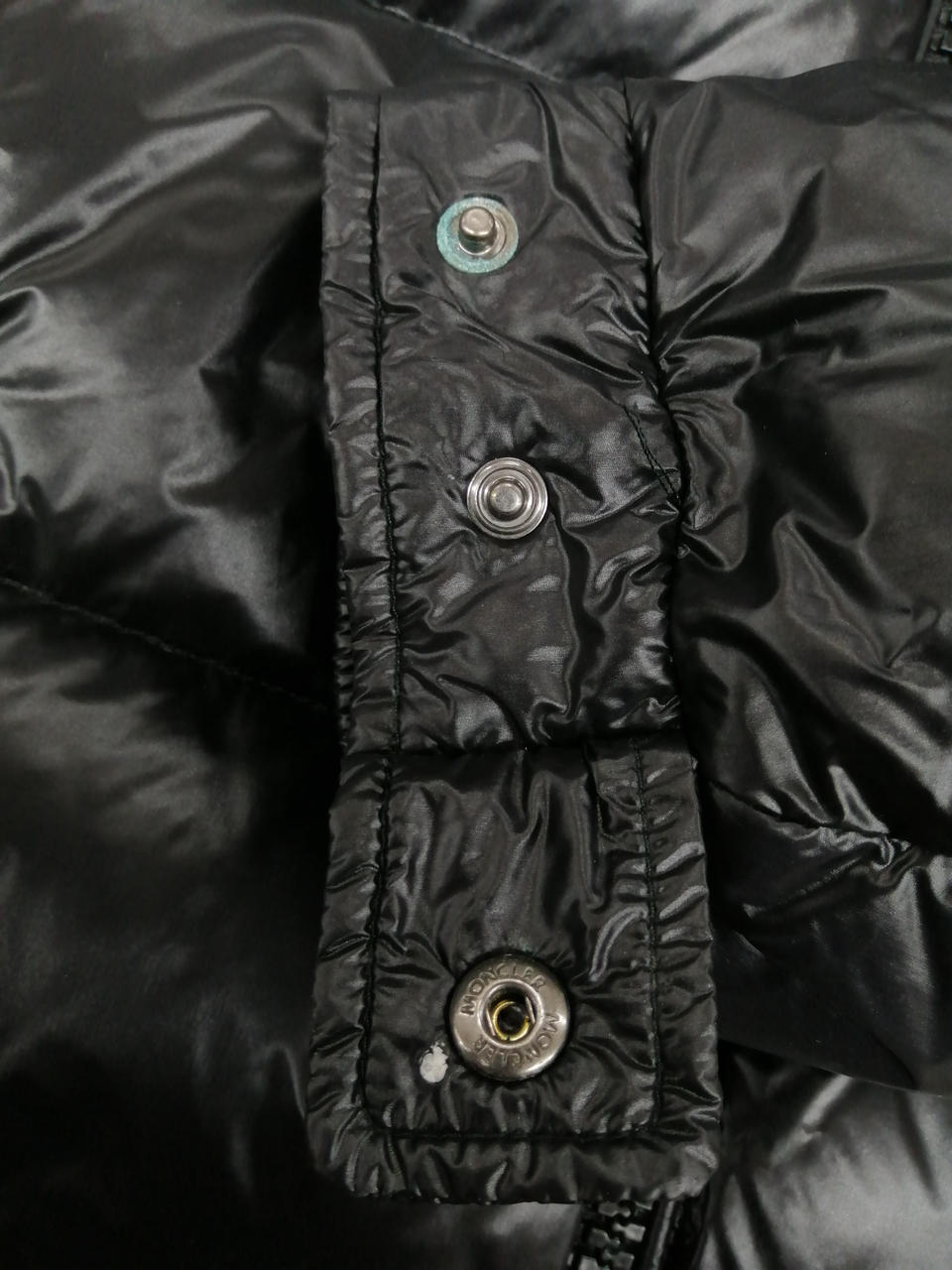 左袖口ボタン劣化、穴あり